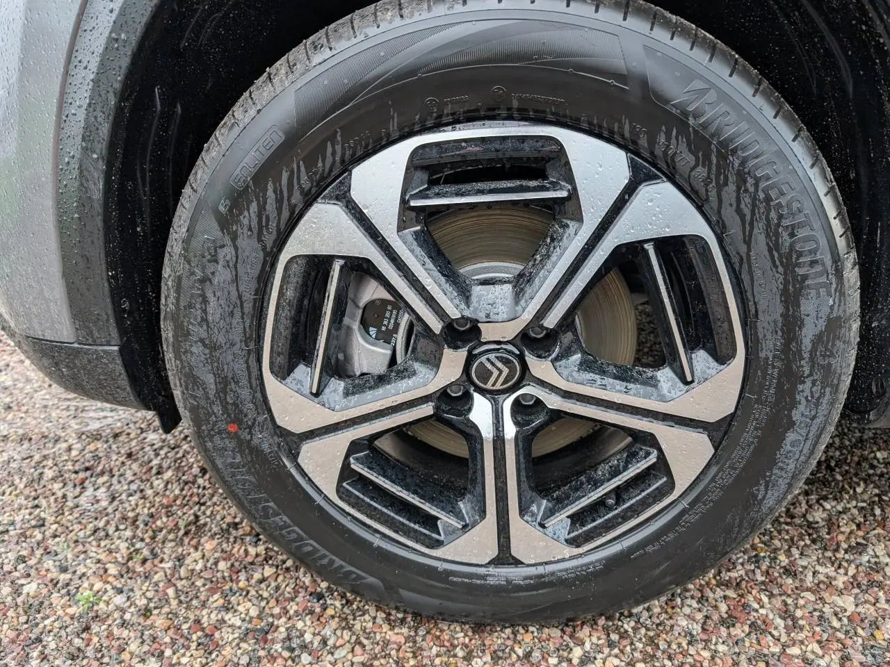 Gros plan sur la jante alliage 17'' diamantée noire et gris métallisé du Citroën C3 Aircross 2025.