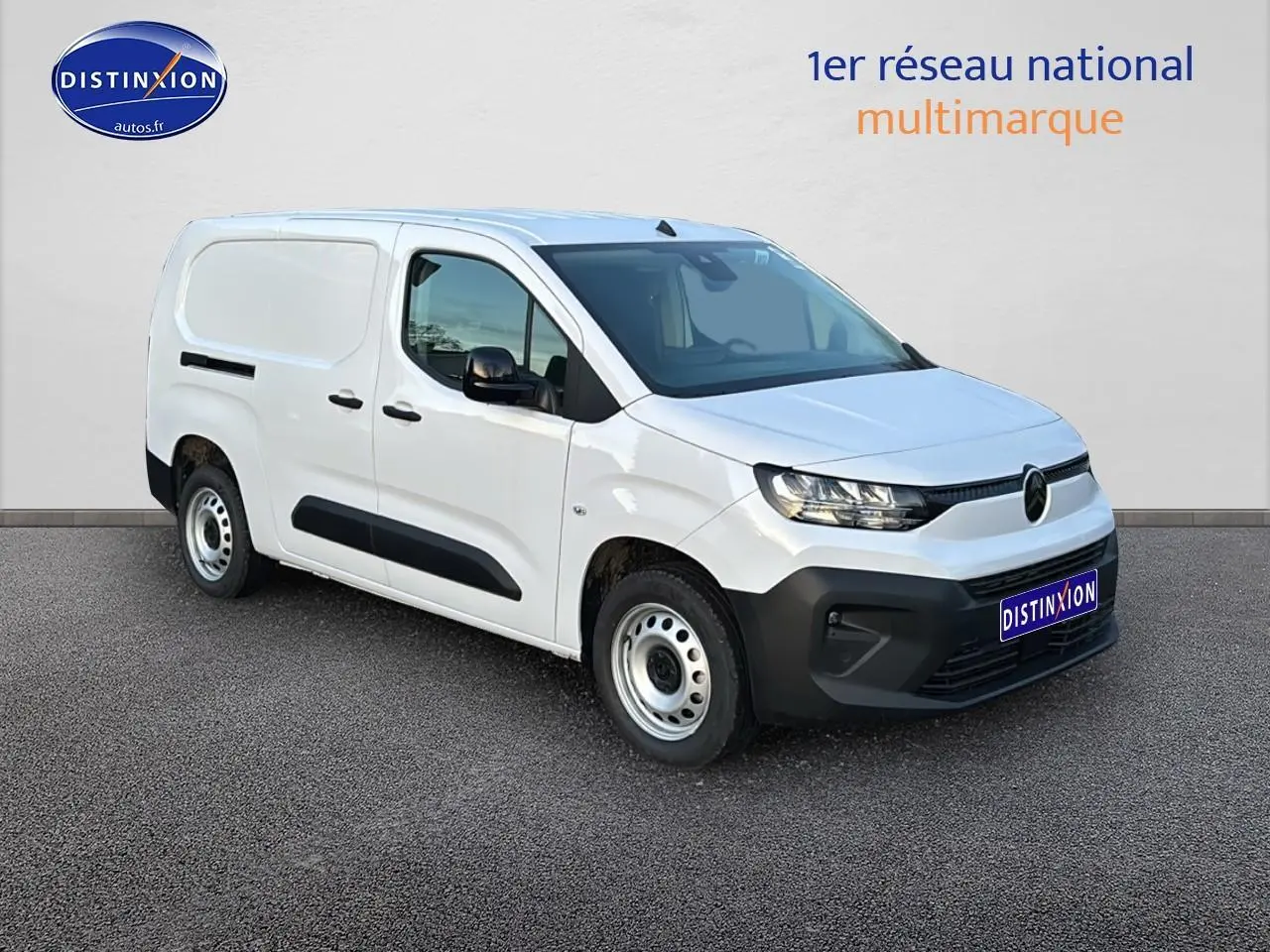 Vue 3/4 avant gauche d'un Citroën Berlingo Fourgon blanc avec porte latérale coulissante et pare-chocs noir.