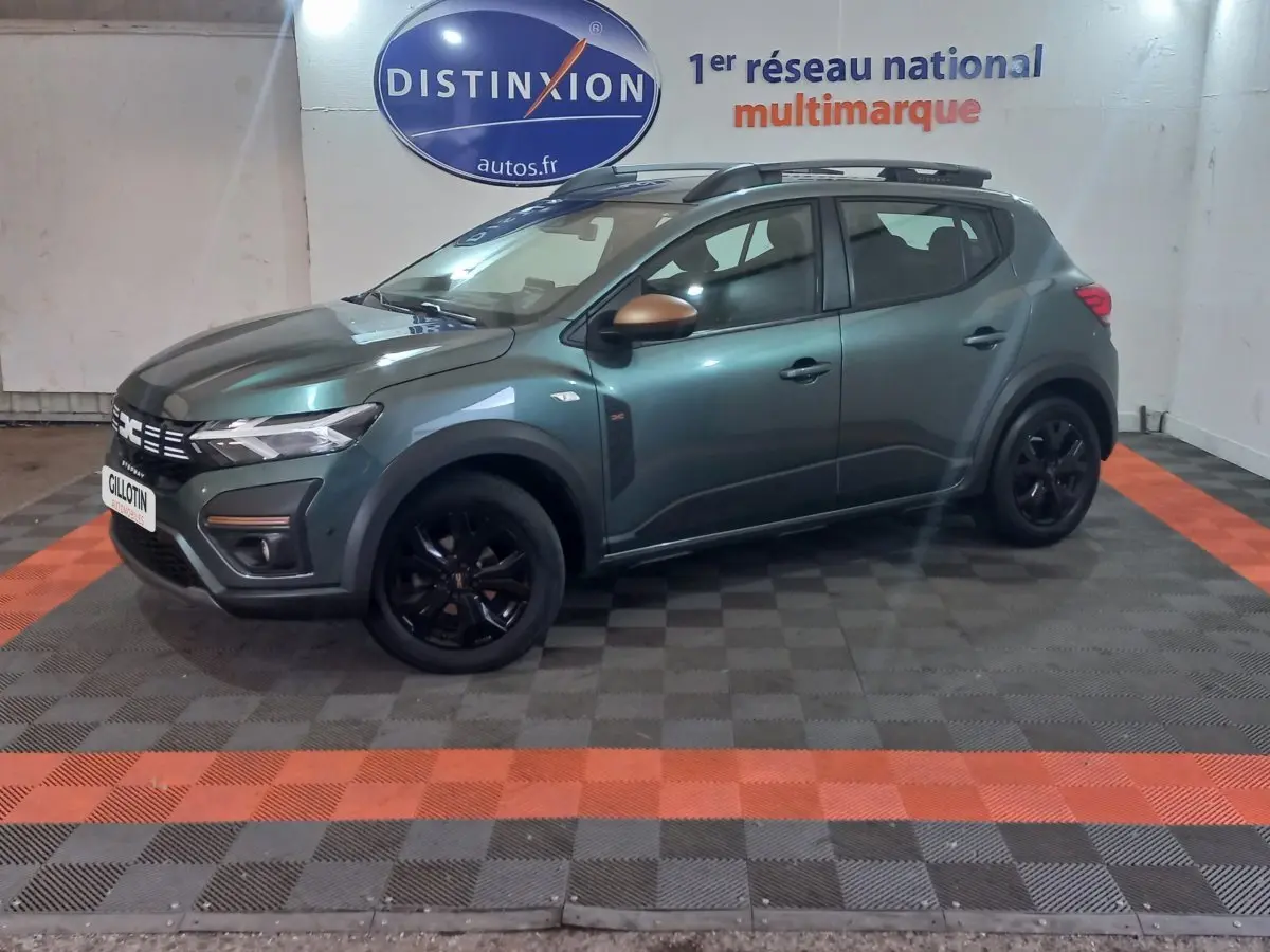 Vue de profil droit d'une Dacia Sandero Extreme+ TCe 110 2024 vert avec jantes noires et rétroviseurs bronze.