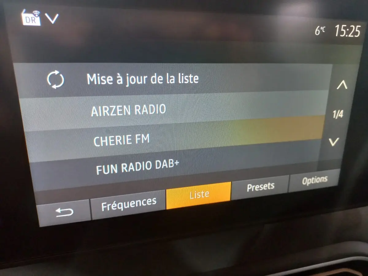 Écran tactile central de la Dacia Sandero Extreme+ TCe 110 2024 affichant la liste des radios en intérieur.