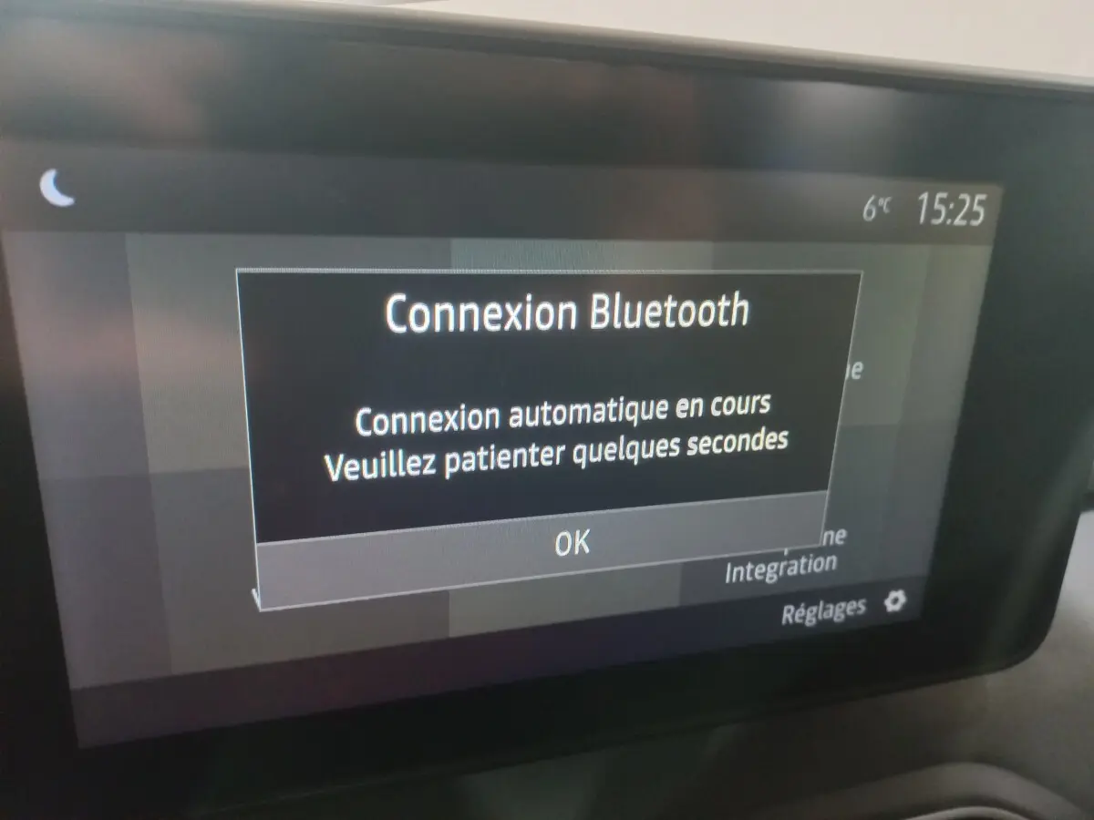 Écran tactile central de la Dacia Sandero Extreme+ TCe 110 2024 affichant la connexion Bluetooth en cours.