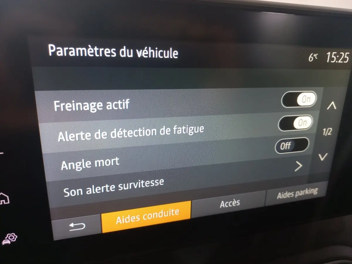 Écran tactile intérieur affichant les paramètres d’aides à la conduite de la Dacia Sandero Extreme+ TCe 110, 2024.