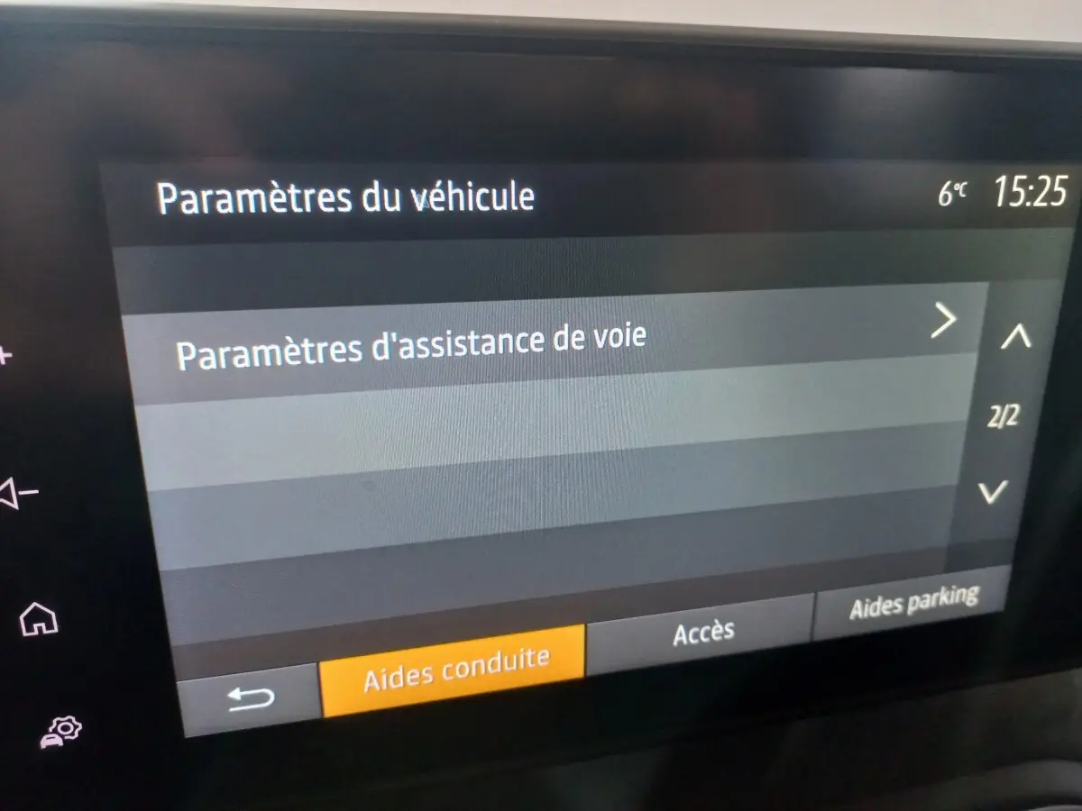 Écran tactile central affichant les paramètres d'assistance de voie dans une Dacia Sandero Extreme+ TCe 110 verte.