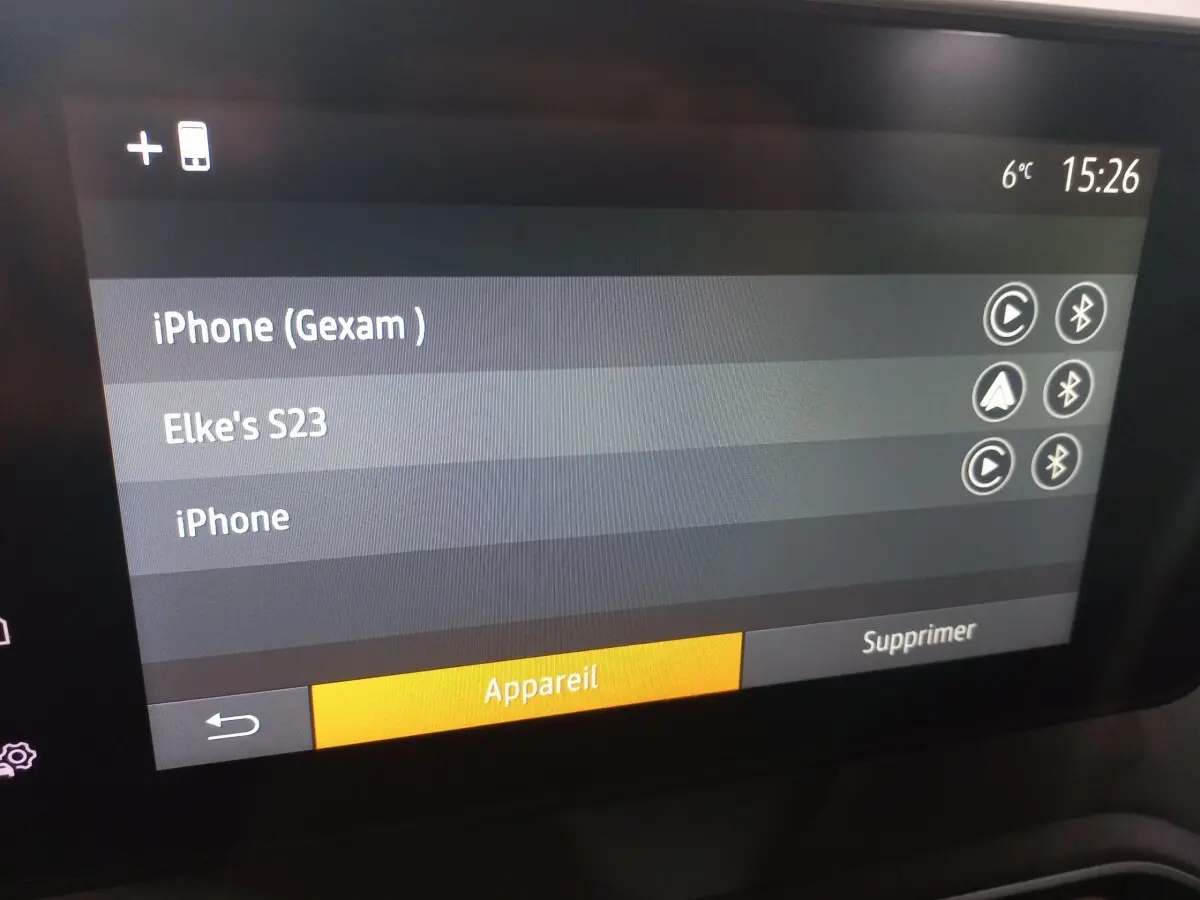 Écran tactile central de la Dacia Sandero Extreme+ TCe 110 2024 affichant les connexions Bluetooth disponibles.