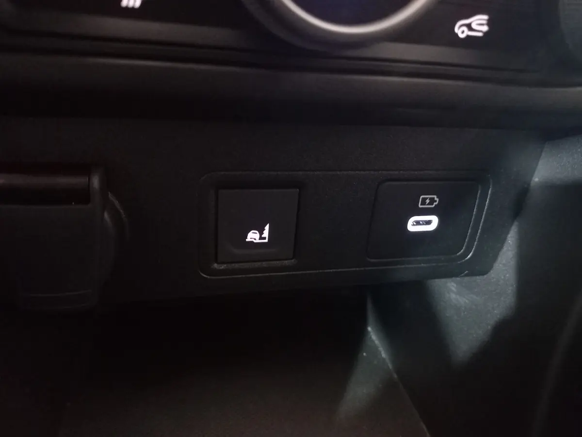 Gros plan sur les boutons de commande et port USB-C dans l'habitacle noir de la Dacia Sandero Extreme+ 2024.