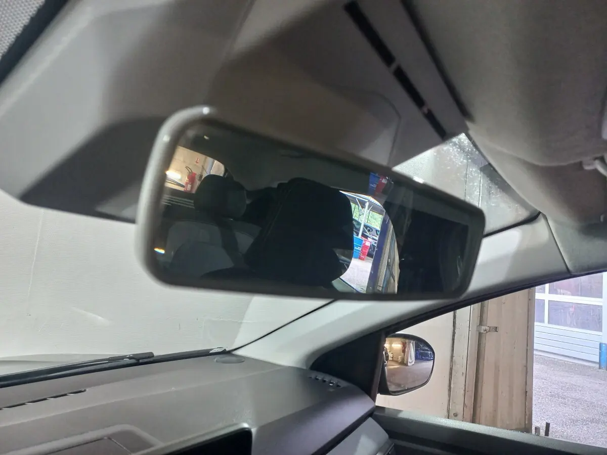 Vue intérieure du rétroviseur central d'une Dacia Sandero Extreme+ TCe 110 2024, avec reflet du siège arrière.