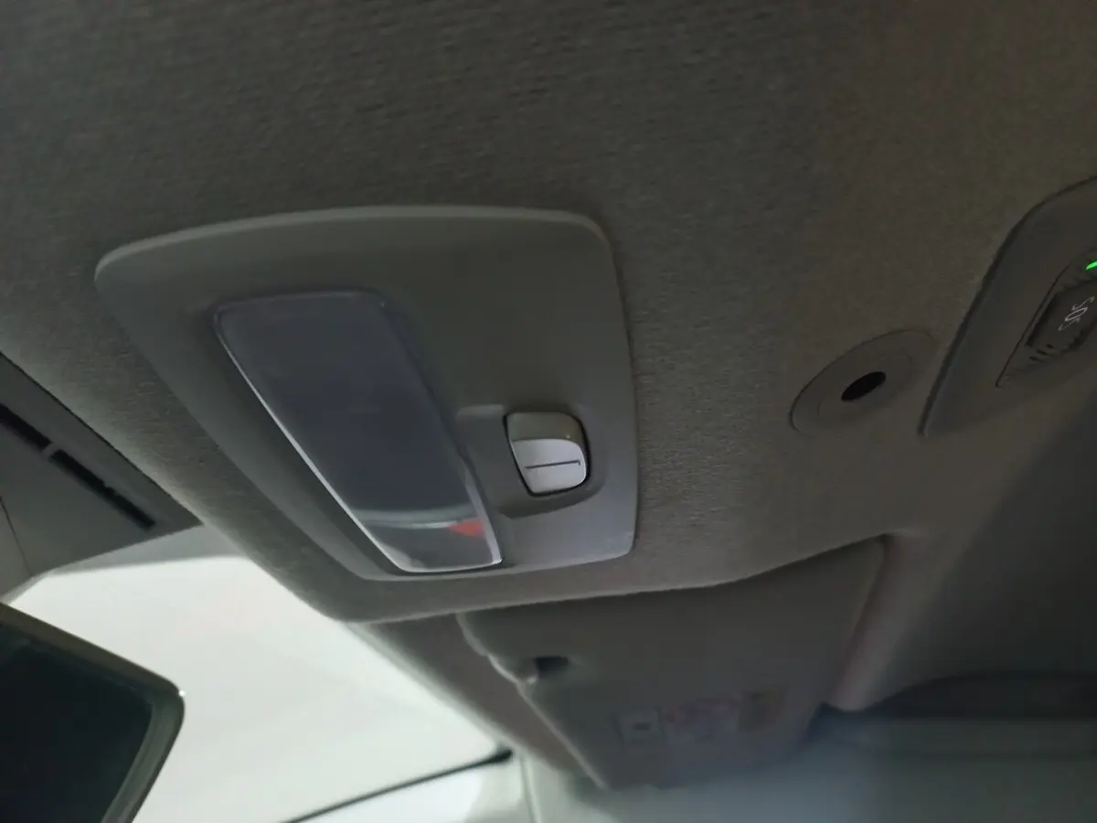 Plafonnier intérieur gris avec commande d’éclairage, vue du toit avant de la Dacia Sandero 2024.