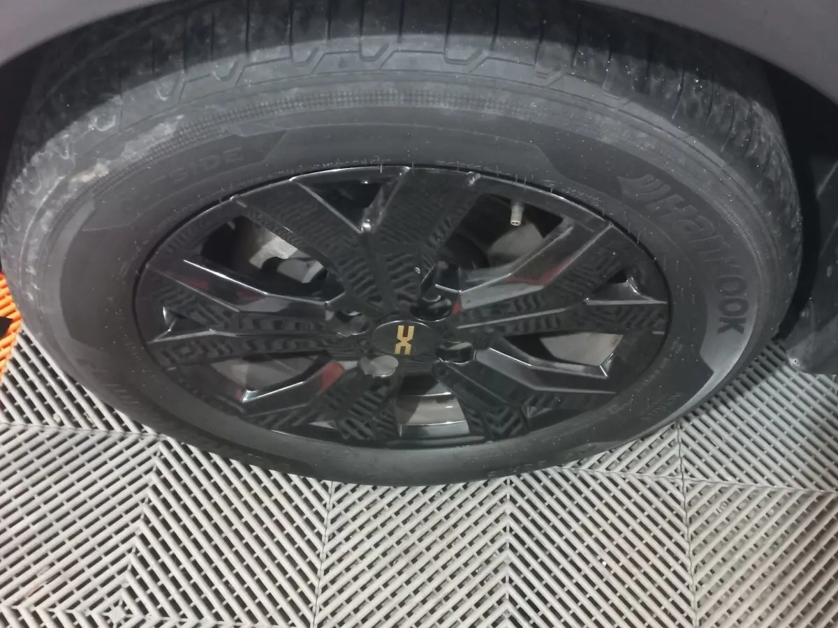 Gros plan sur la roue galette noire avec jante acier et logo Extreme+ du Dacia Sandero Extreme+ TCe 110 -24.