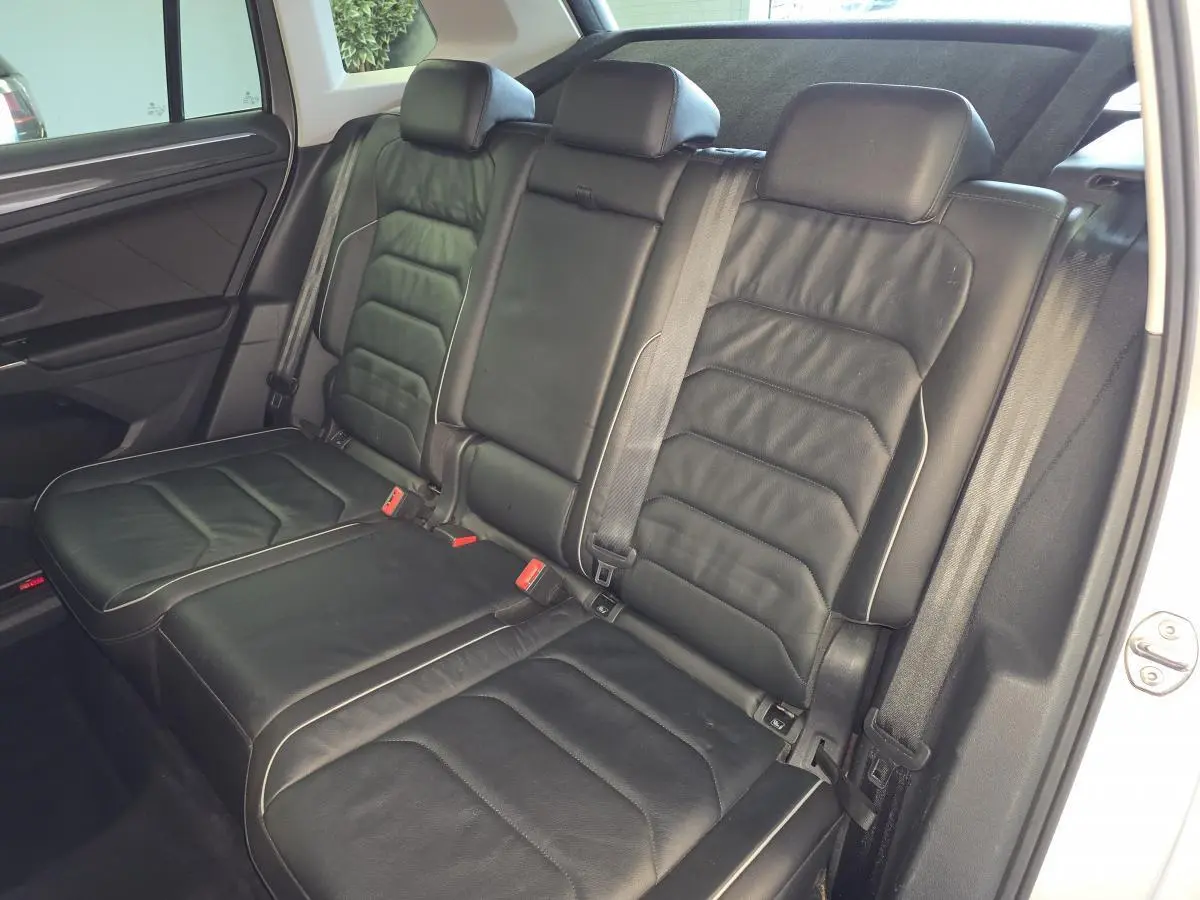 Vue intérieure côté droit sur la banquette arrière en cuir noir du Volkswagen Tiguan 2016.