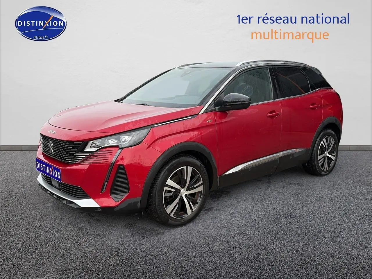 Peugeot 3008 rouge vue 3/4 avant droit avec toit noir et jantes alliage distinctives.