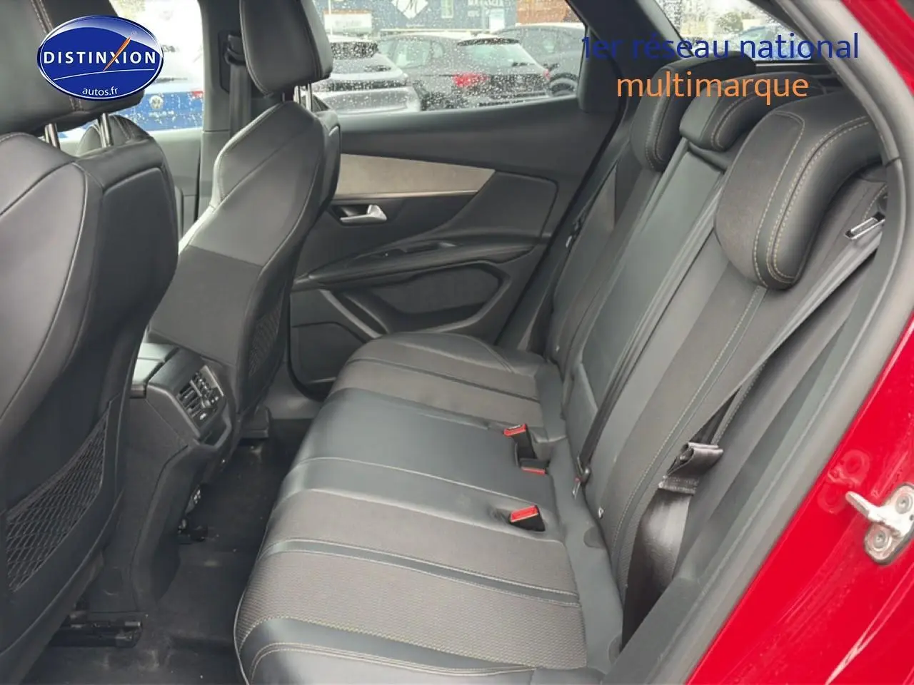 Vue intérieure côté droit des sièges arrière noirs du Peugeot 3008 rouge avec surpiqûres contrastantes.