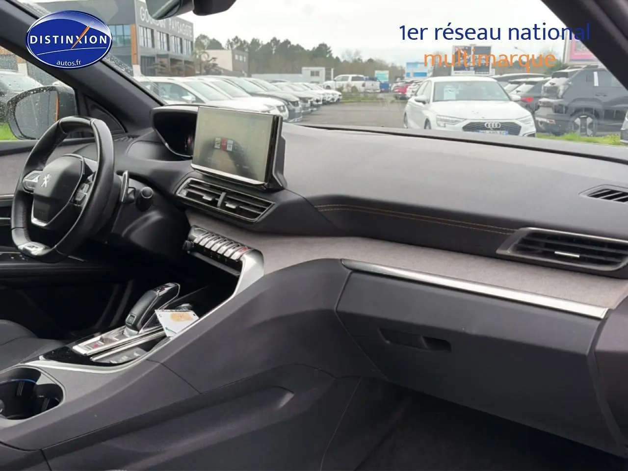 Vue intérieure côté passager du Peugeot 3008 1.5 BlueHDi 130 GT avec tableau de bord noir et inserts gris clair.