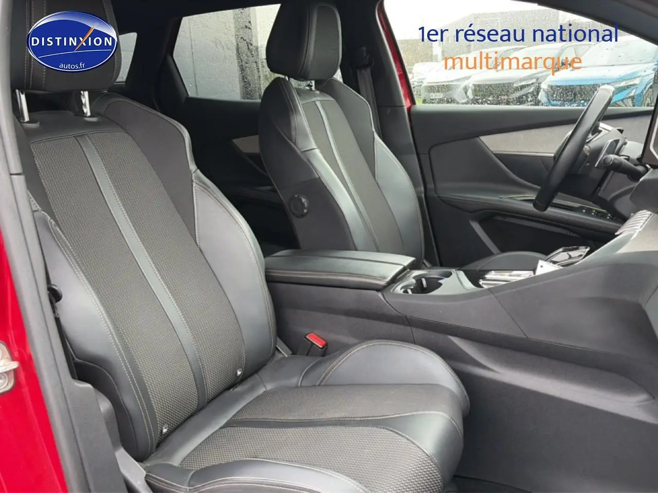 Vue intérieure côté gauche du Peugeot 3008 rouge, mettant en valeur les sièges en cuir noir et l'accoudoir central.