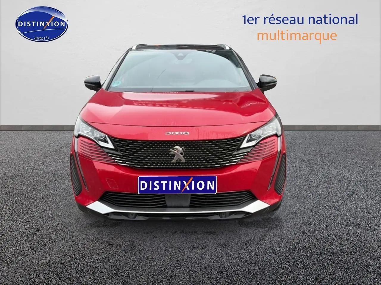 Peugeot 3008 rouge vue de face, mettant en valeur sa calandre noire et ses phares LED distinctifs.