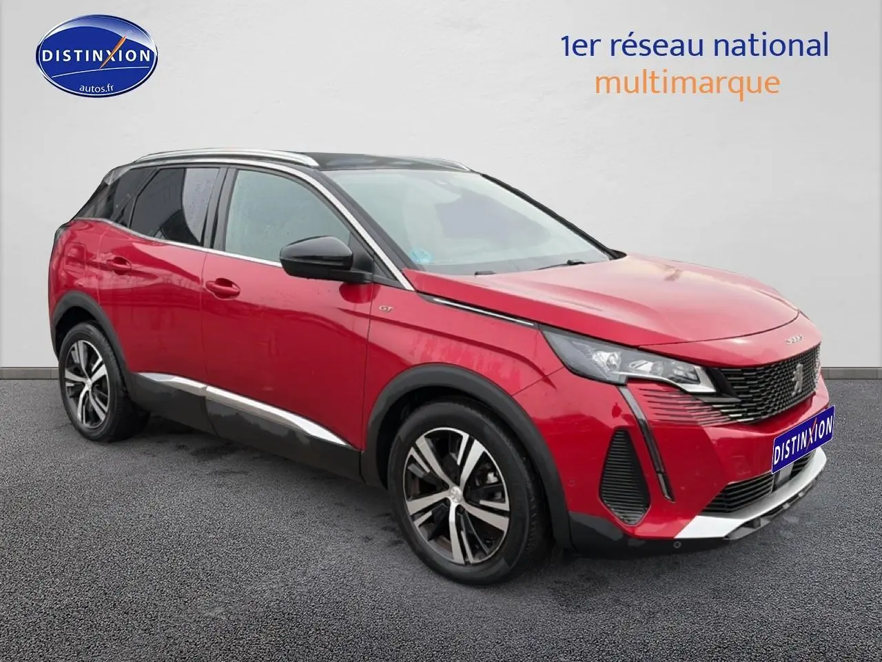 Peugeot 3008 rouge en 3/4 avant droit, avec jantes alu et détails noirs sur carrosserie sportive.
