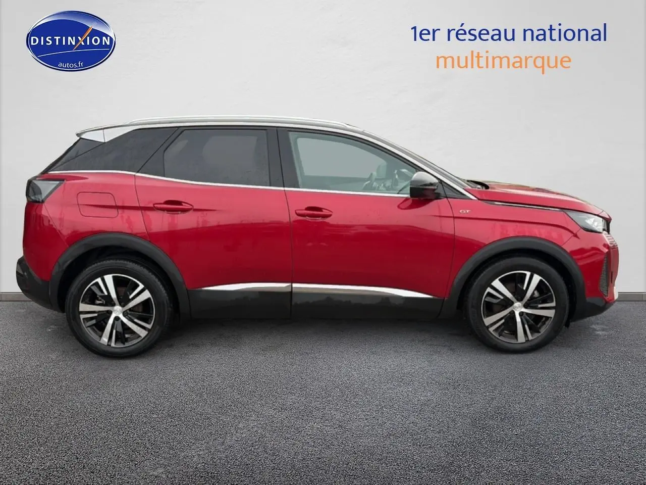 Profil droit d'un Peugeot 3008 GT rouge 2022 avec toit noir et jantes alliage bicolores.