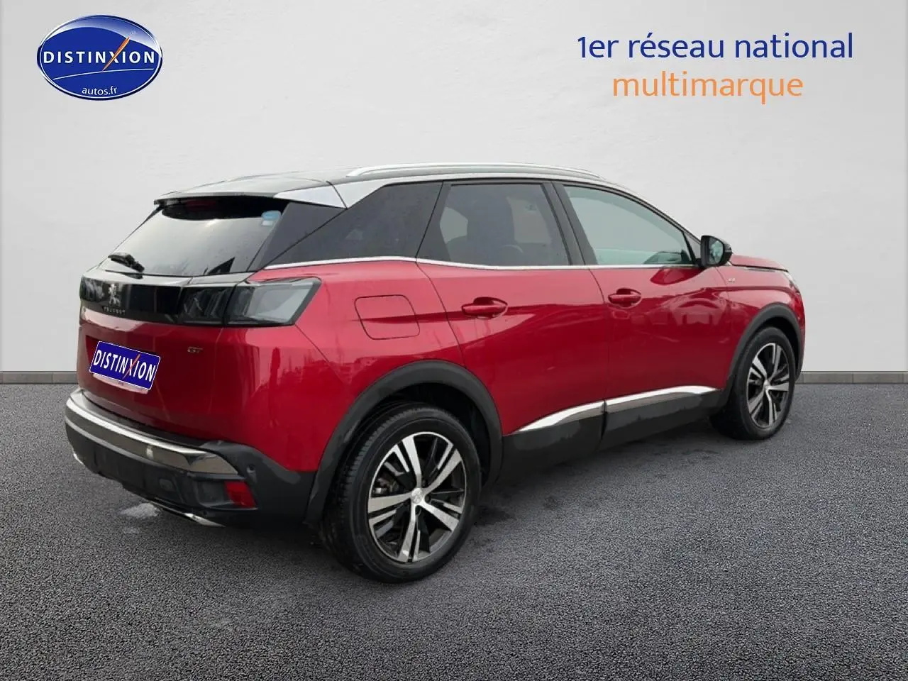 Peugeot 3008 rouge vue 3/4 arrière côté droit, toit noir et jantes alliage distinctives.