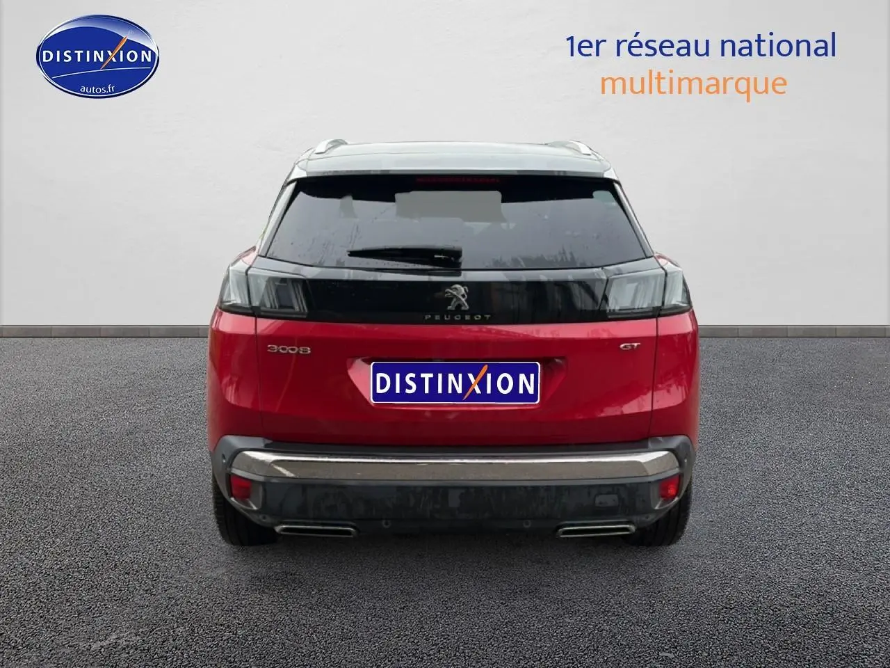 Vue arrière d'un Peugeot 3008 GT rouge de 2022 avec feux LED et double sortie d'échappement chromée.
