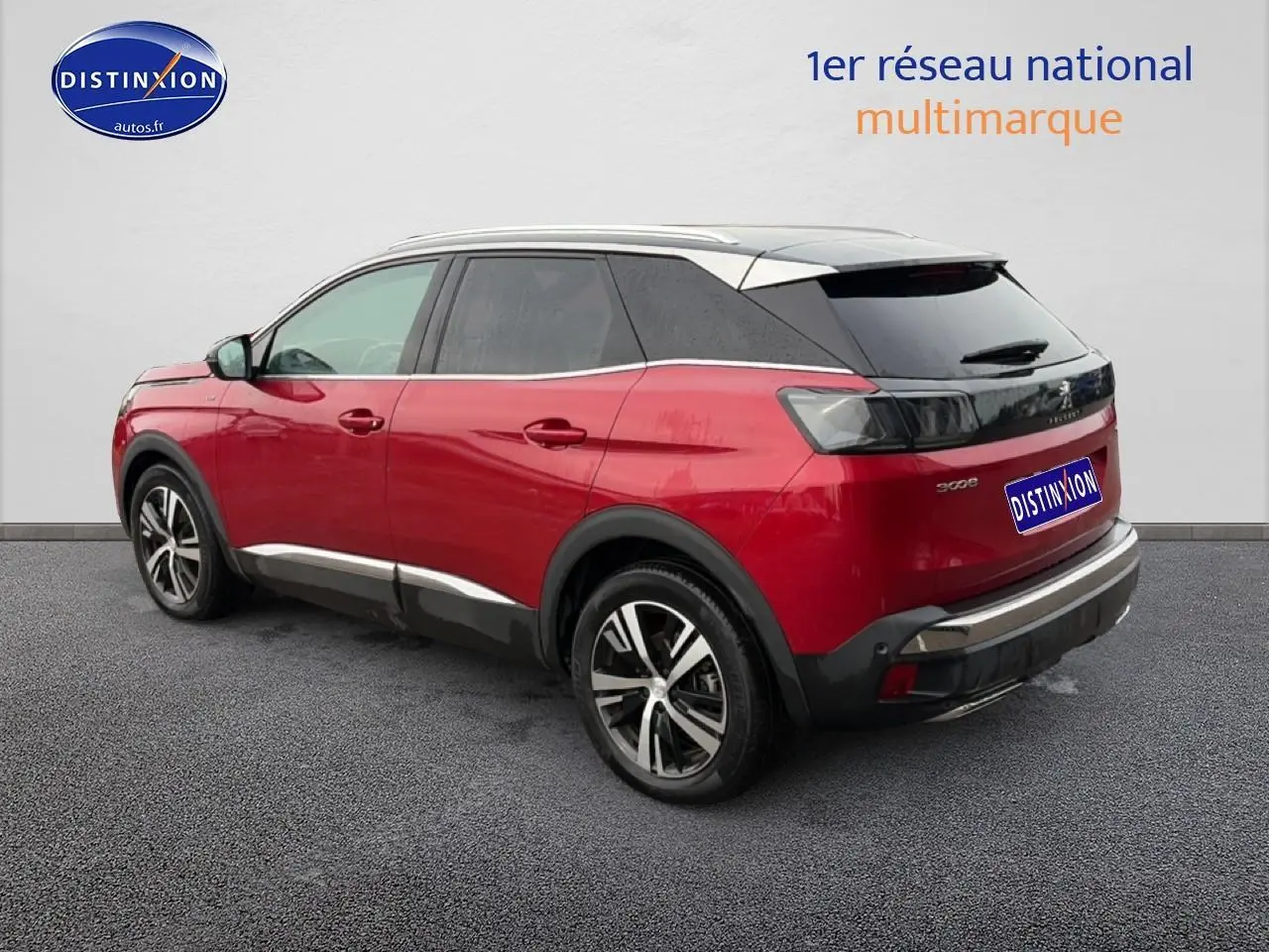 Vue 3/4 arrière droite du Peugeot 3008 rouge avec toit blanc et jantes alliage noires.
