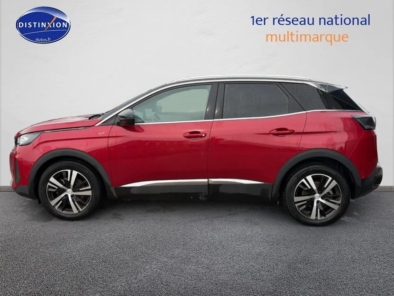 Profil latéral droit d'un Peugeot 3008 rouge 2022 avec jantes alliage et vitres arrière surteintées.