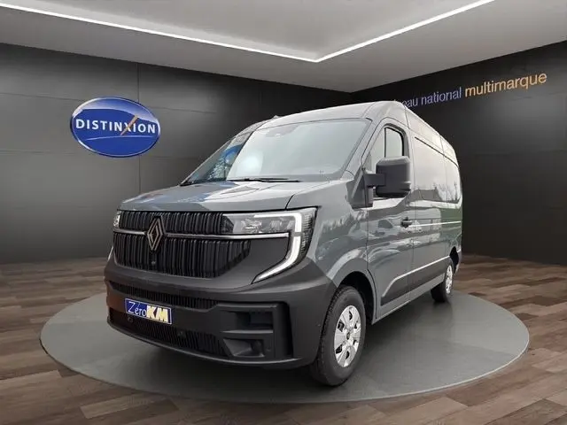 Renault Master gris foncé en 3/4 avant droit, avec calandre noire distinctive et phares LED en studio showroom.