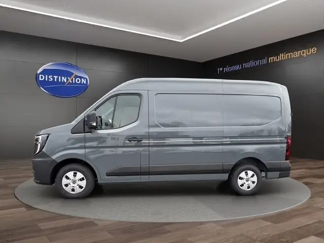 Vue latérale droite d’un Renault Master gris foncé 2025 en version fourgon, avec jantes acier et rétroviseurs électriques.
