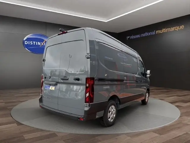 Vue 3/4 arrière droite d’un Renault Master gris foncé stationné en intérieur avec feux arrière LED et rétroviseurs électriques.