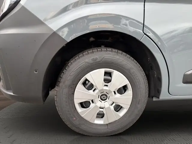 Gros plan sur la roue avant droite grise du Renault Master FG L2H2 3T5 TR EXTRA 2025 avec jante en plastique.