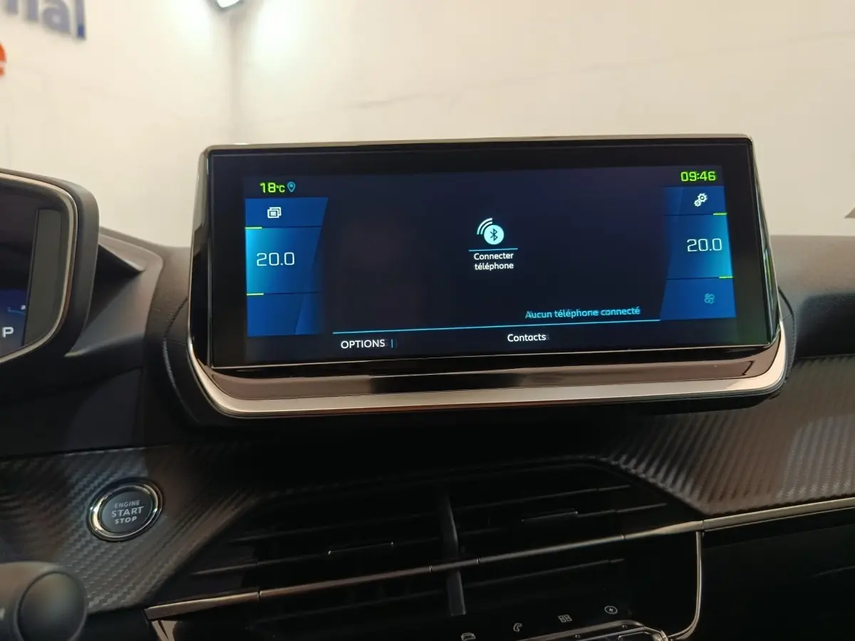 Écran tactile central 10 pouces affichant la connexion Bluetooth dans l’habitacle du Peugeot 208 électrique gris clair.