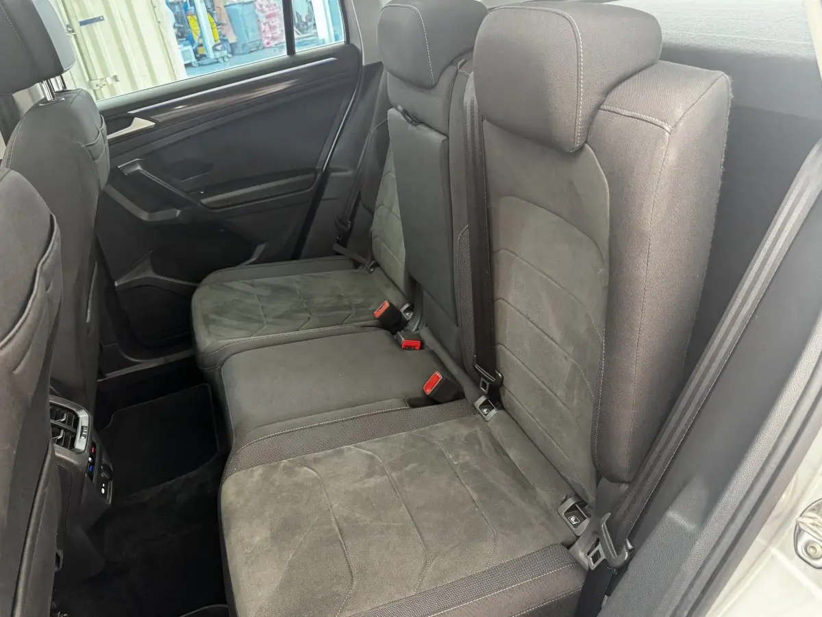 Vue intérieure côté droit montrant la banquette arrière noire en tissu du Volkswagen Tiguan 1.5 TSI 2021.