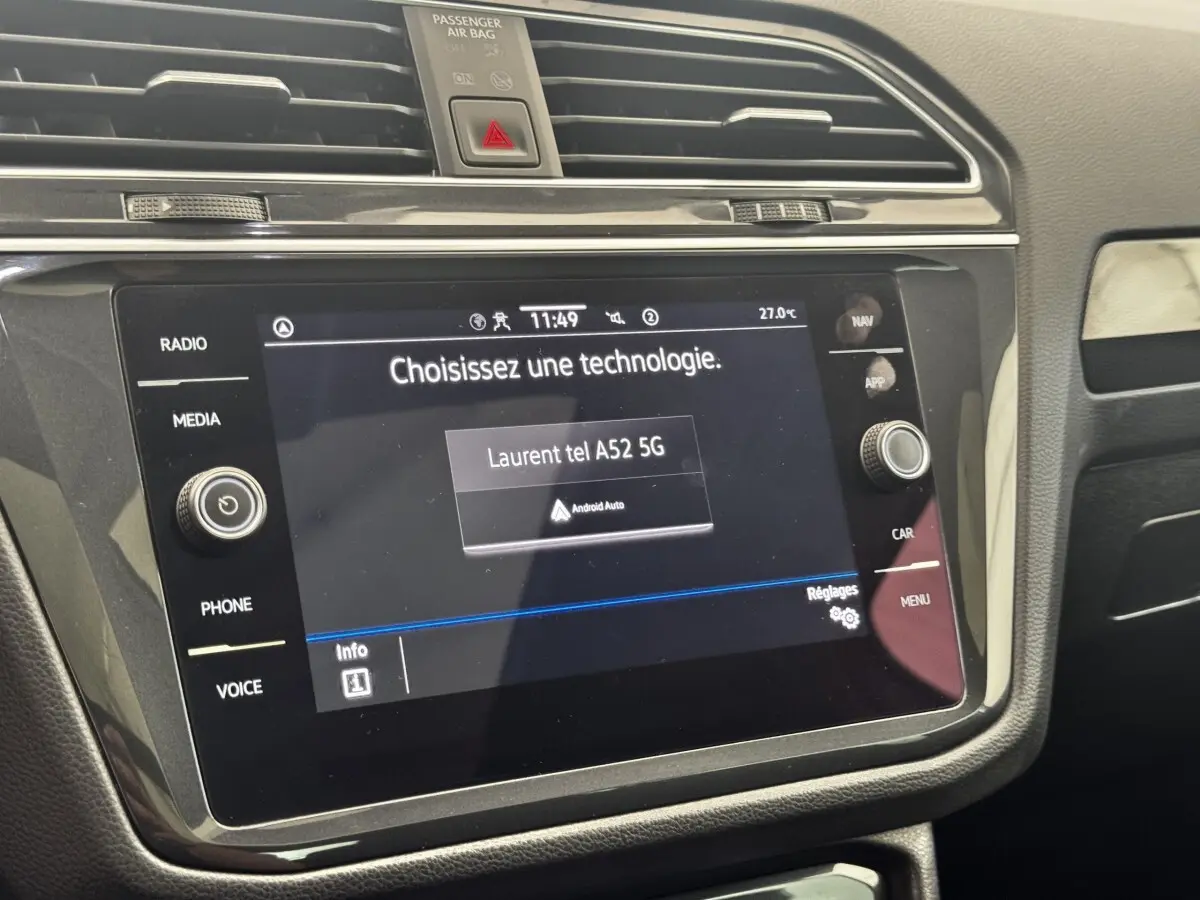 Gros plan sur l’écran tactile multimédia du Volkswagen Tiguan 1.5 TSI 150 DSG7 Elegance, intérieur noir.