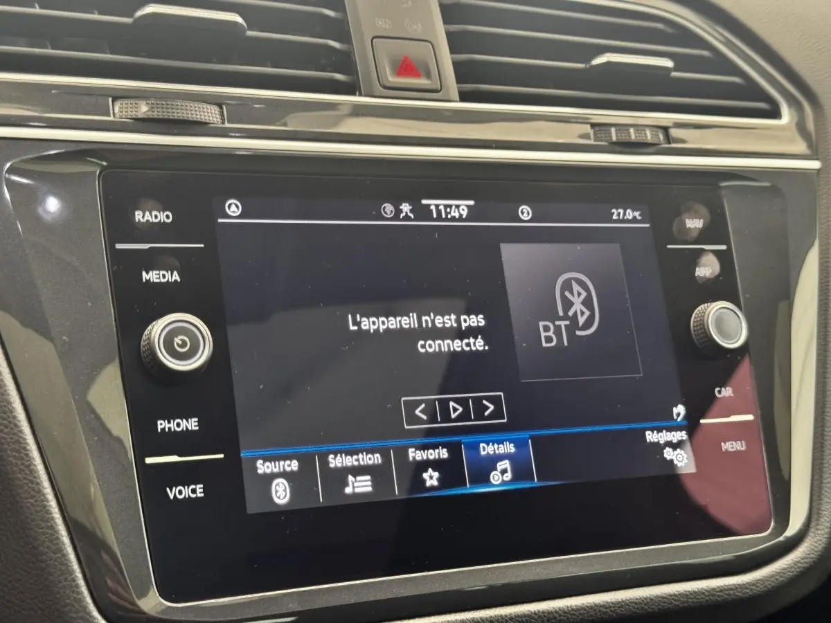Écran tactile central du tableau de bord du Volkswagen Tiguan gris clair, affichant la connexion Bluetooth inactive.