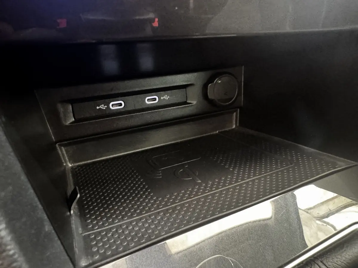 Gros plan sur la zone de recharge sans fil et ports USB-C du Volkswagen Tiguan 1.5 TSI 150 DSG7 Elegance 2021.