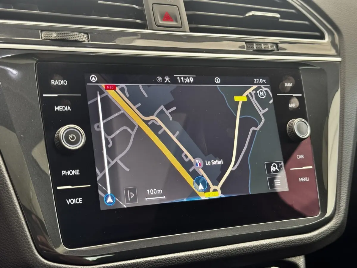 Écran tactile central du Volkswagen Tiguan 1.5 TSI 150 DSG7 Elegance gris clair, affichage navigation en vue rapprochée.