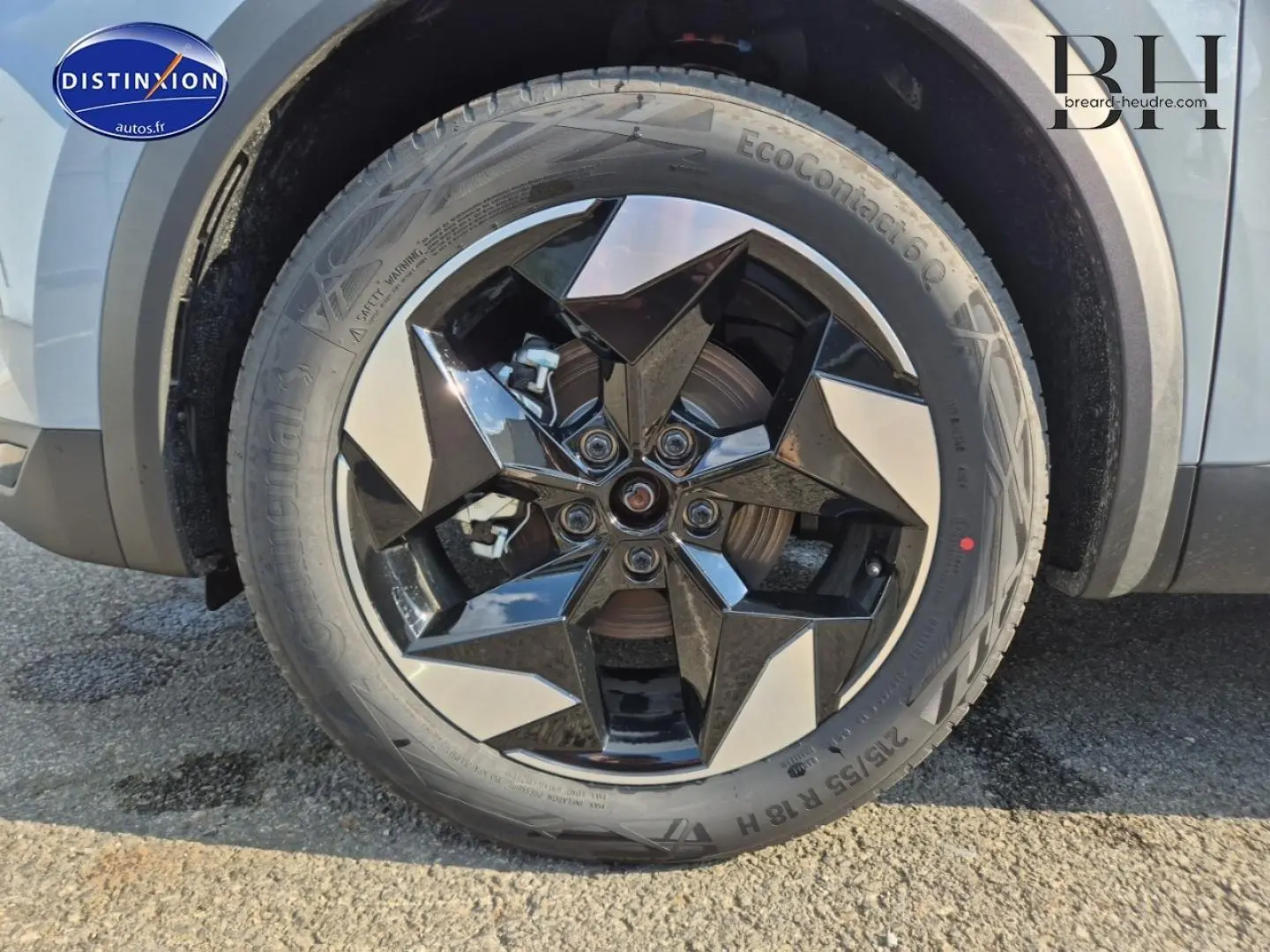 Gros plan sur la jante alu noire et argentée du côté avant droit du Renault Captur Bleu Iron métallisé 2025.