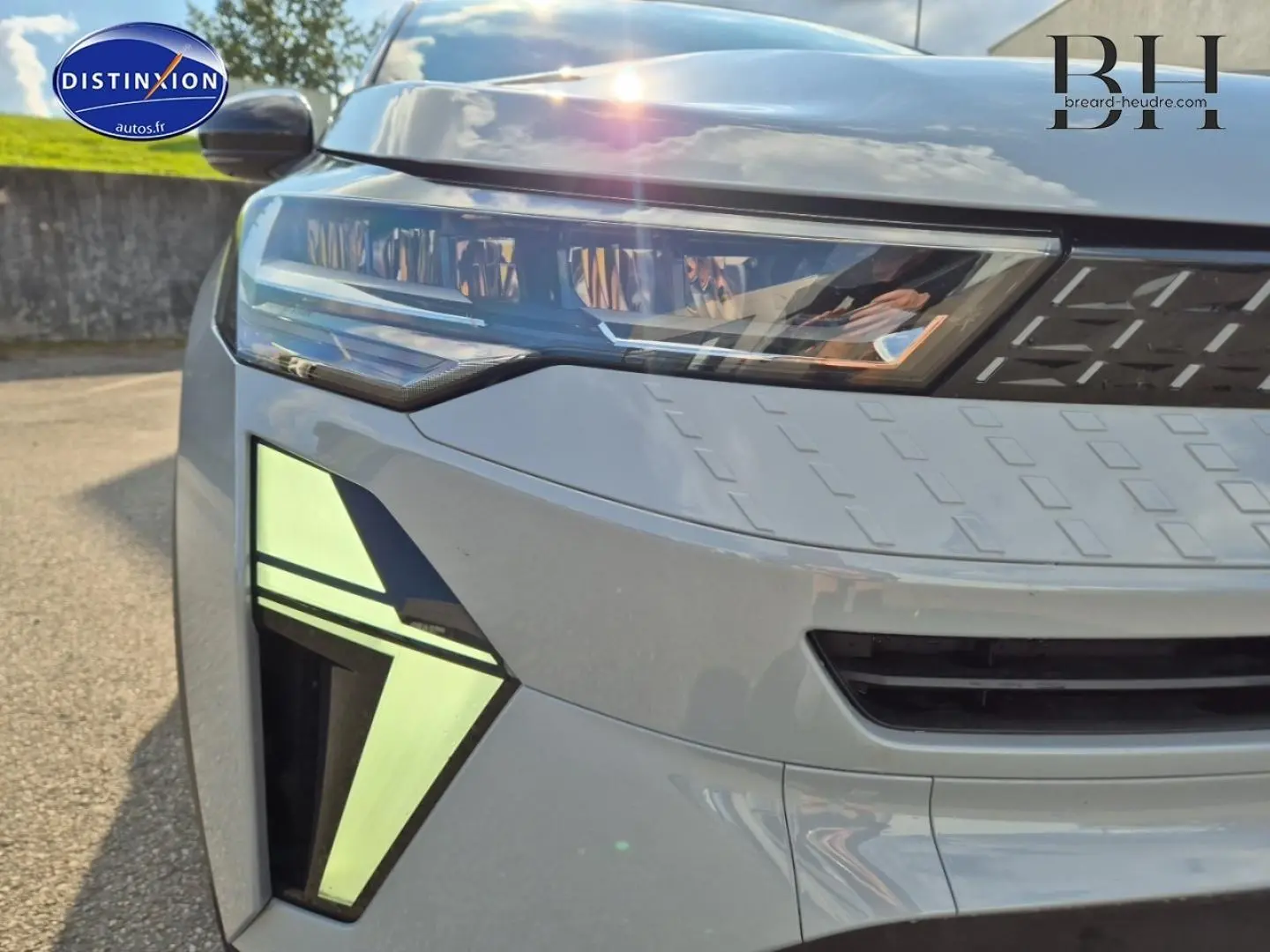 Gros plan sur l'avant gauche du Renault Captur 2025 bleu Iron métallisé, mettant en valeur ses phares et feux LED distinctifs.