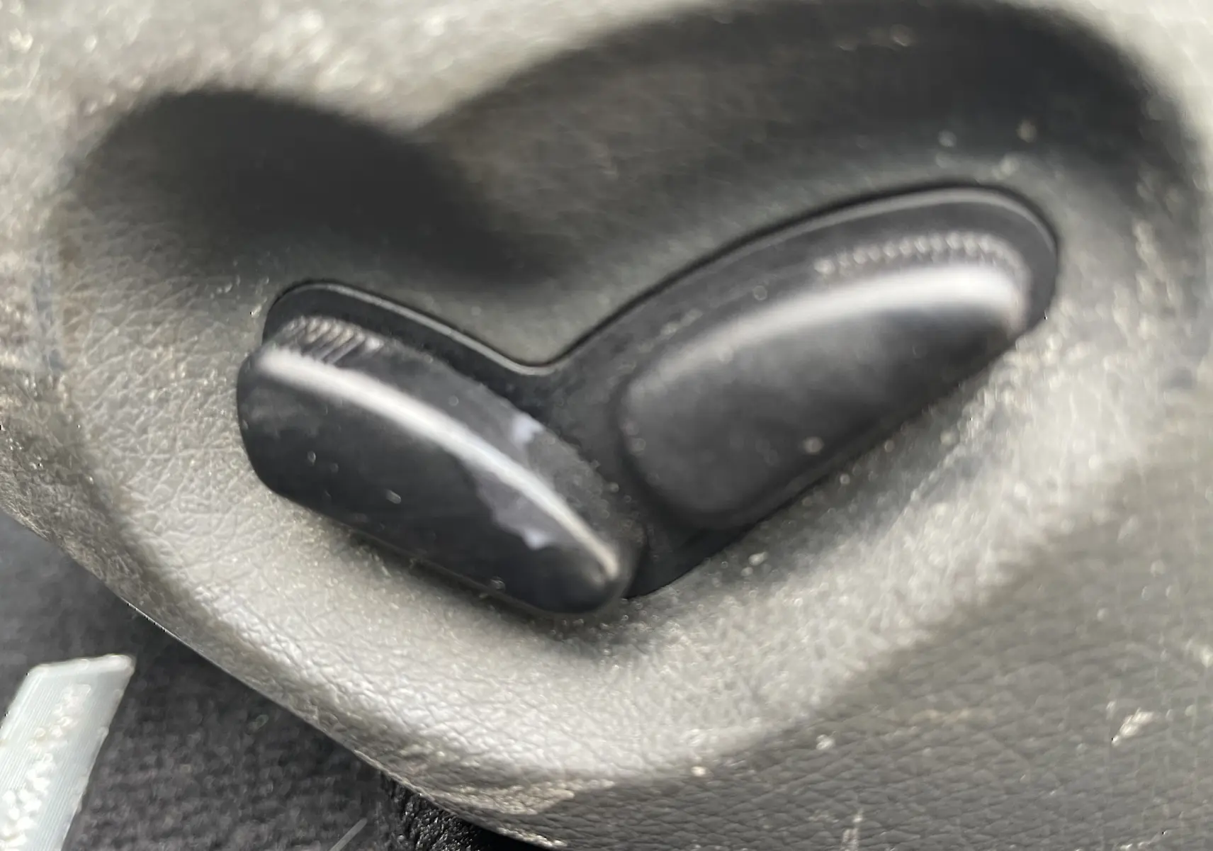 Gros plan sur les commandes de réglage électrique du siège en cuir noir d’une Mercedes Classe E 320 CDI Elegance 2003.