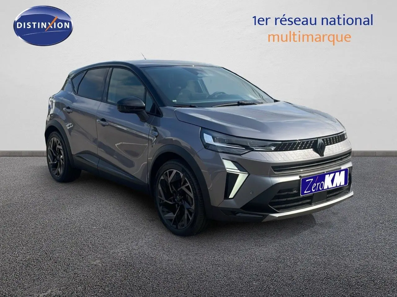 Renault Captur E-Tech hybride gris cassiopée toit noir, vue 3/4 avant droit avec jantes noires distinctives.
