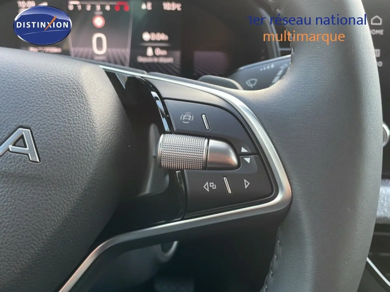 Gros plan sur les commandes au volant en cuir noir du Skoda Kamiq gris argent, avec molette et boutons multifonctions.