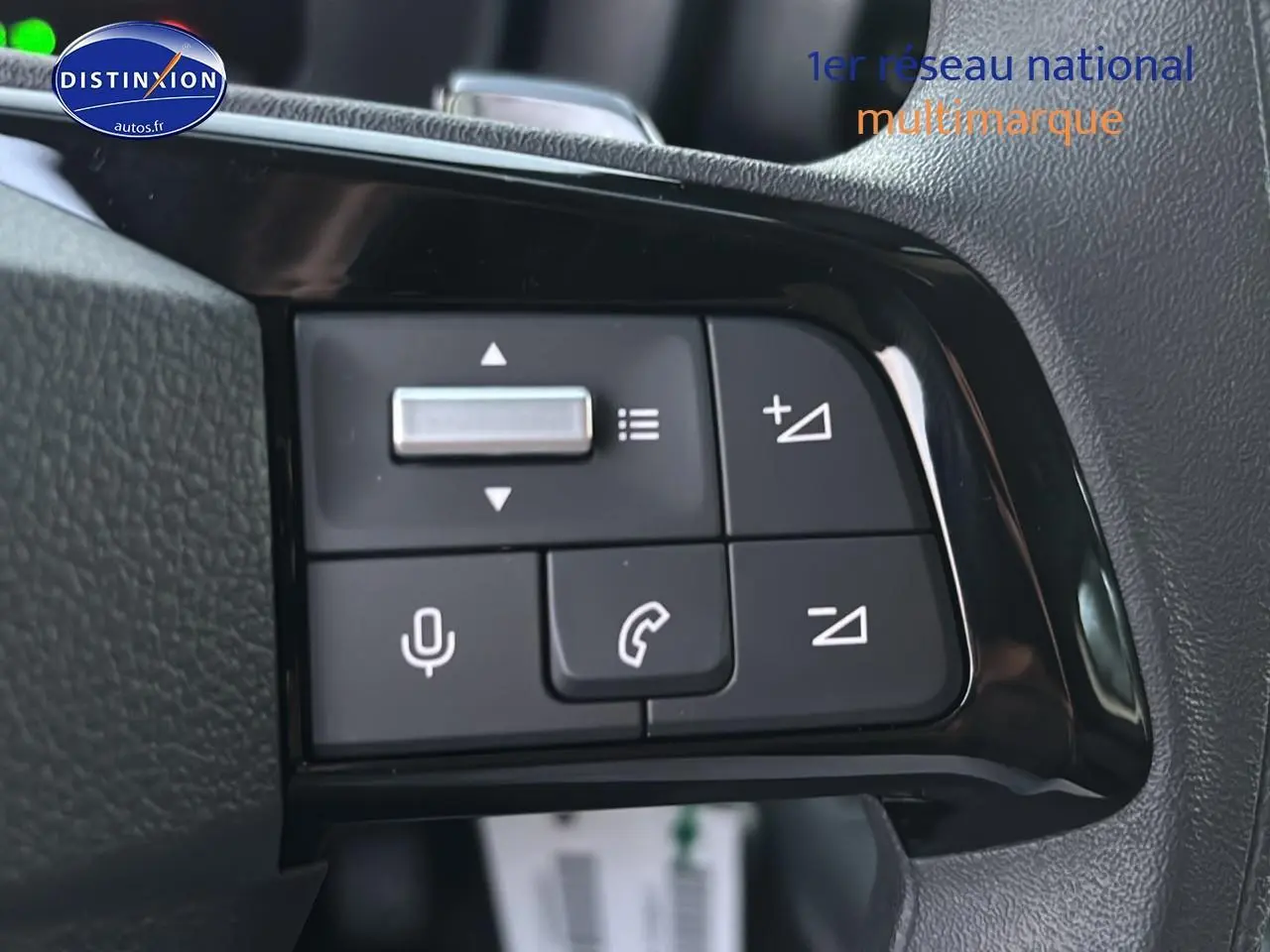 Gros plan sur les commandes multifonctions noires du volant du Citroën Berlingo Fourgon blanc 2025.