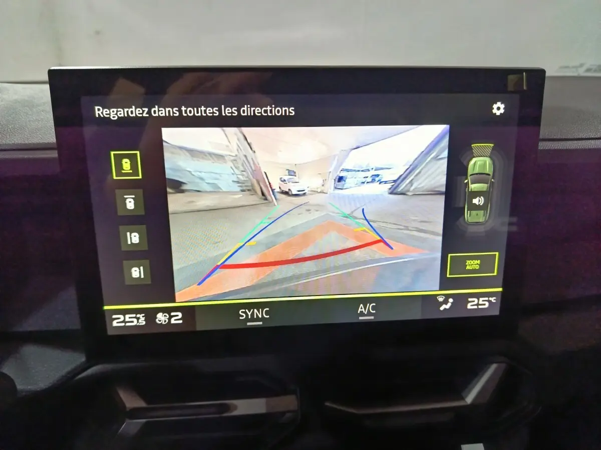 Écran tactile intérieur affichant la caméra de recul et l’aide au stationnement du Dacia Bigster gris foncé.