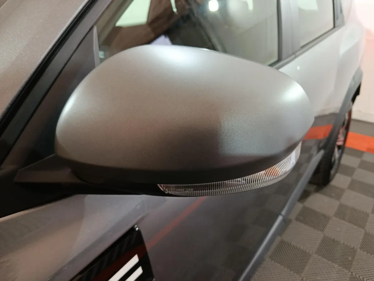 Rétroviseur droit gris mat avec clignotant intégré sur Dacia Bigster gris foncé, vue rapprochée côté passager.