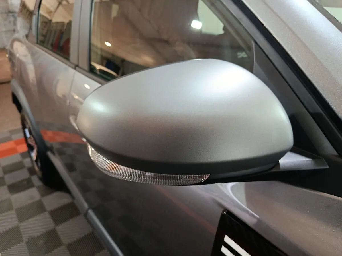 Gros plan sur le rétroviseur droit gris mat du Dacia Bigster gris foncé, avec clignotant intégré, vue côté passager.