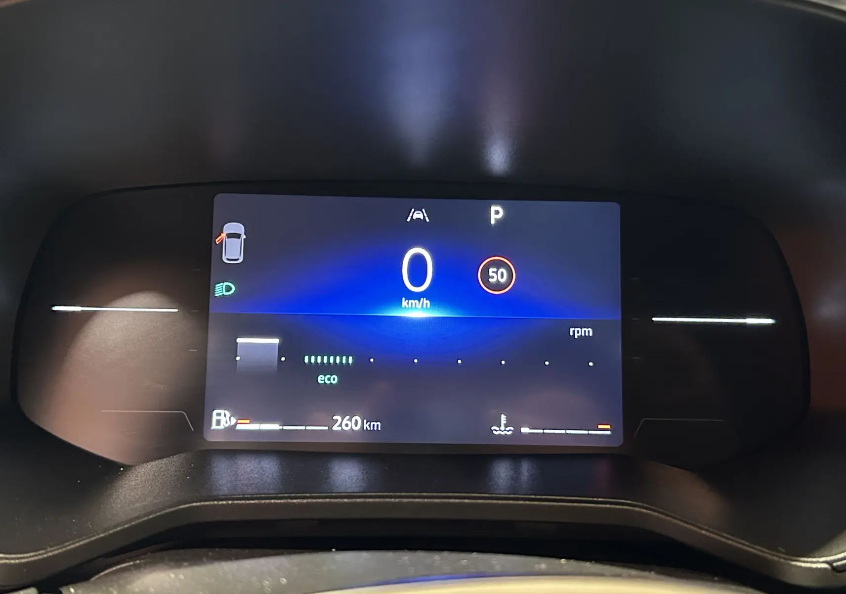 Affichage numérique du tableau de bord de la Renault Clio V montrant la vitesse à 0 km/h et l'autonomie à 260 km.