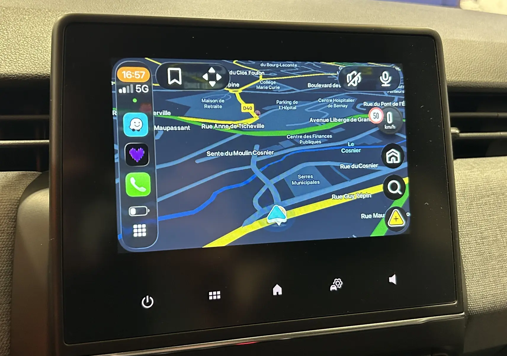 Écran tactile central affichant la navigation GPS dans l'habitacle d'une Renault Clio V blanche.