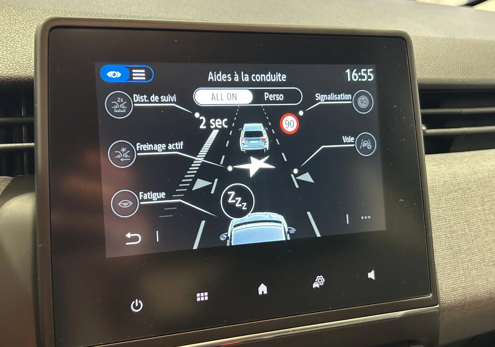 Écran tactile intérieur de Renault Clio V affichant les aides à la conduite avec interface claire et moderne.