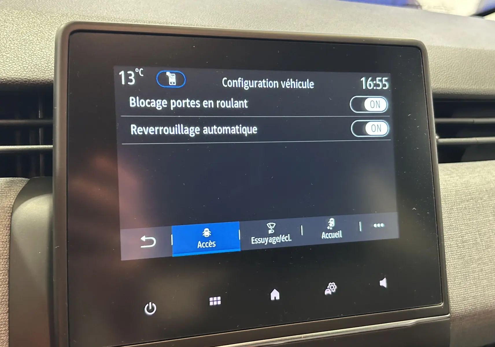 Écran tactile central de la Renault Clio V blanc montrant les réglages de verrouillage automatique activés.