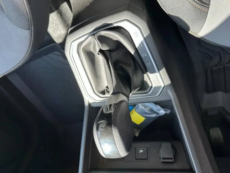 Vue rapprochée du levier de vitesse automatique noir et gris dans l'habitacle du Dacia Jogger blanc, avec console centrale visible.