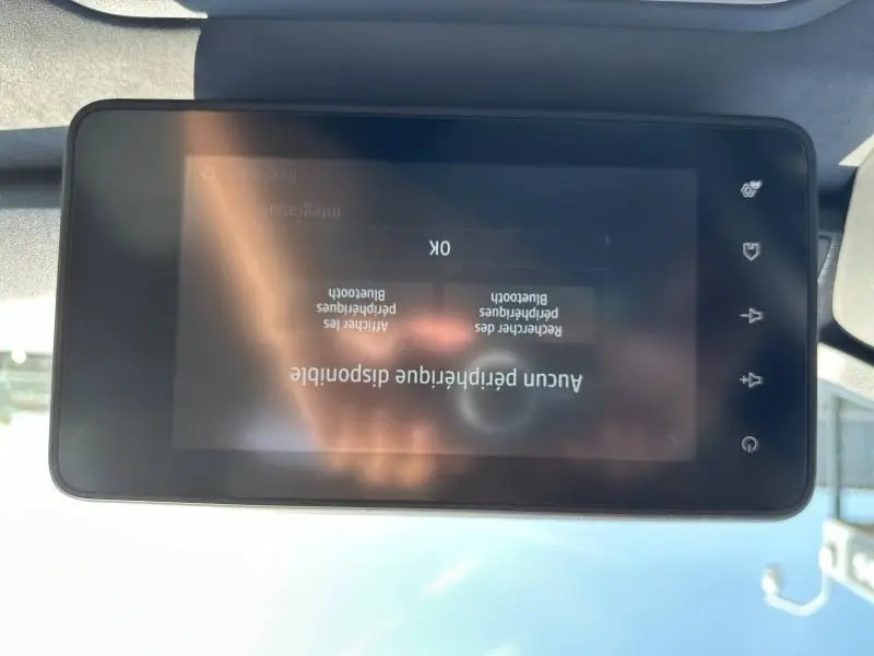 Écran tactile central du tableau de bord du Dacia Jogger blanc, affichant les options Bluetooth et audio.