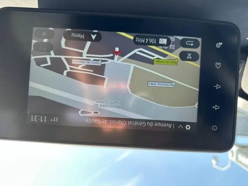 Écran tactile du système de navigation du Dacia Jogger 1.6 hybrid, affichant une carte en mode portrait.